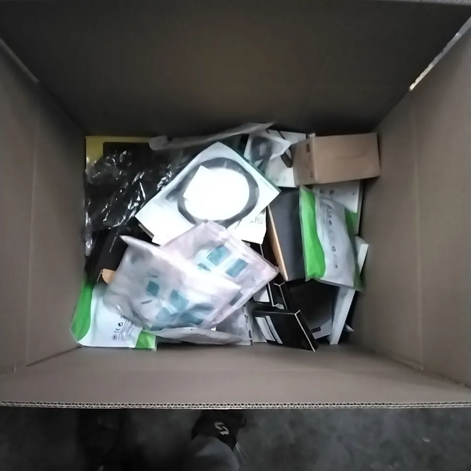 BOX TO CONTAIN LARGE AMOUNT OF MIXED ELECTRICAL ITEMS, ACCESSORIES ETC