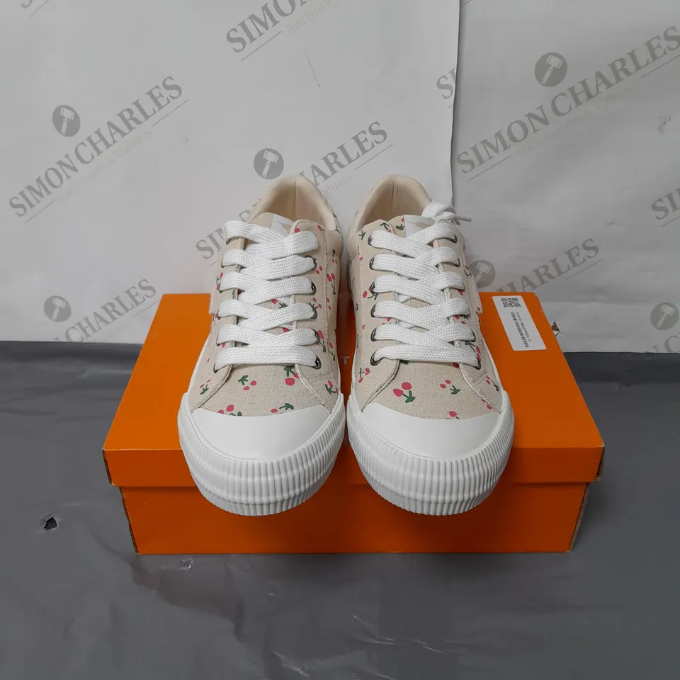 ROCKET DOG LADIES TRAINERS CREAM WITH CHERRIES DESIGN SIZE 8
