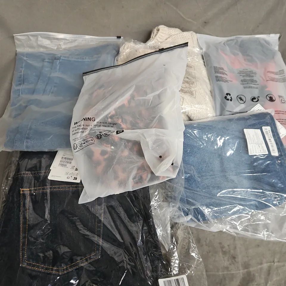 APPROXIMATELY 35 ASSORTED CLOTHING ITEMS IN VARIOUS SIZES, STYLES & COLOURS TO INCLUDE JEANS, TOPS, JOGGERS, ETC - COLLECTION ONLY