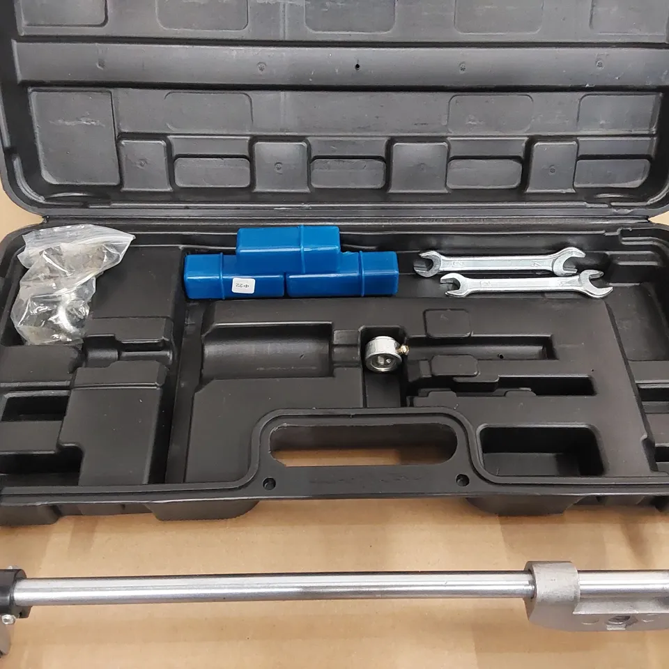 WOODEN DOOR OPENING TOOLKIT (1 ITEM)