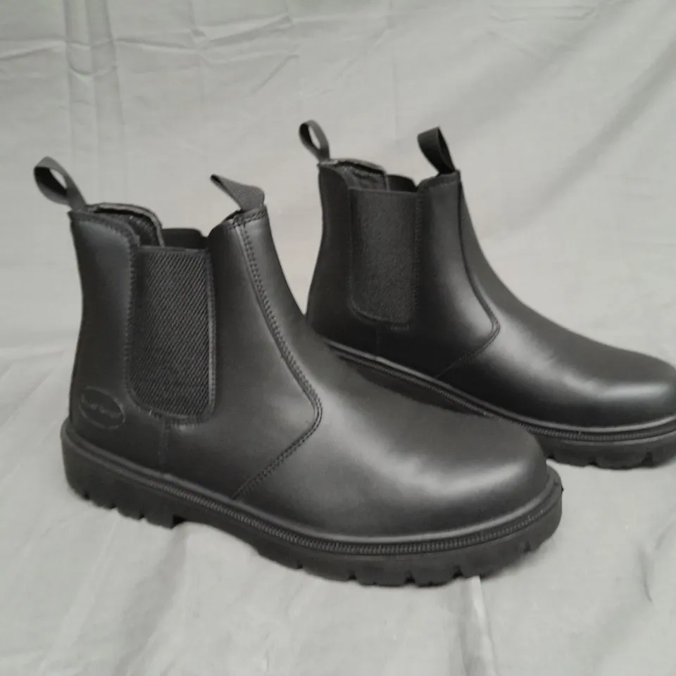 BOXED PAIR OF RUGGED TERAIN SAFETY BOOTS BLACK LEATHER SIZE UK 12 