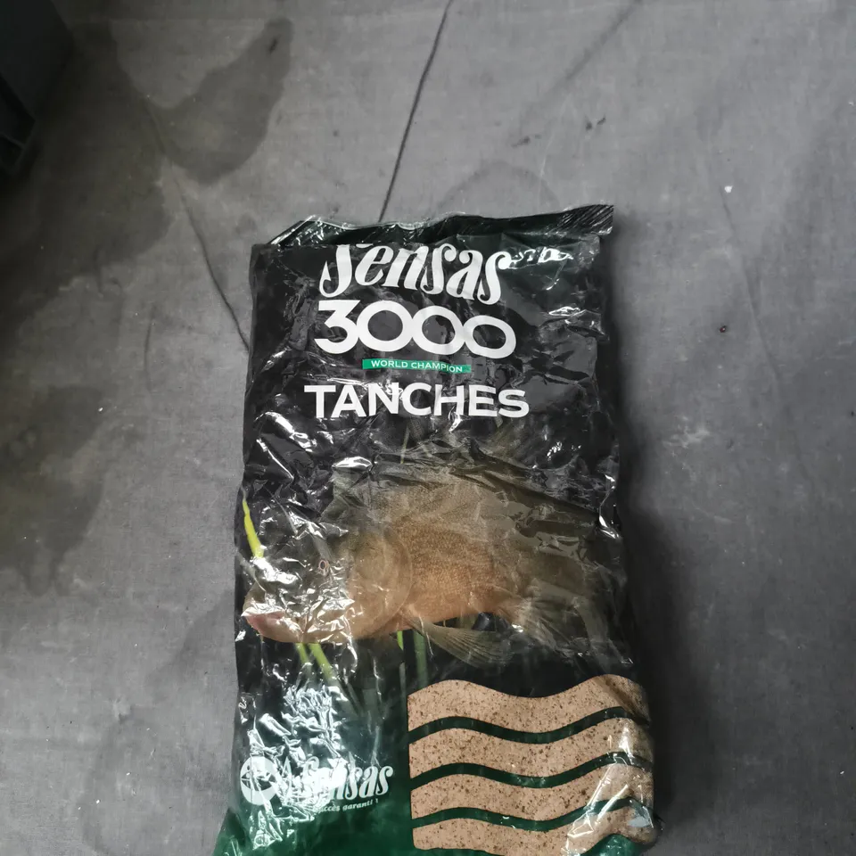 TOTE OF APPROXIMATELY 13 ASSORTED ITEMS TO INCLUDE: TANCHES BAIT