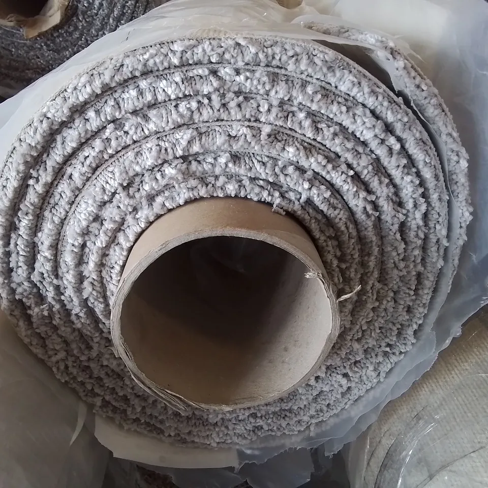QUALITY ROLL OF CLASSIC CHARM CARPET IN ACTION BACK SILVER RING - LENGTH 4.1 X W4M