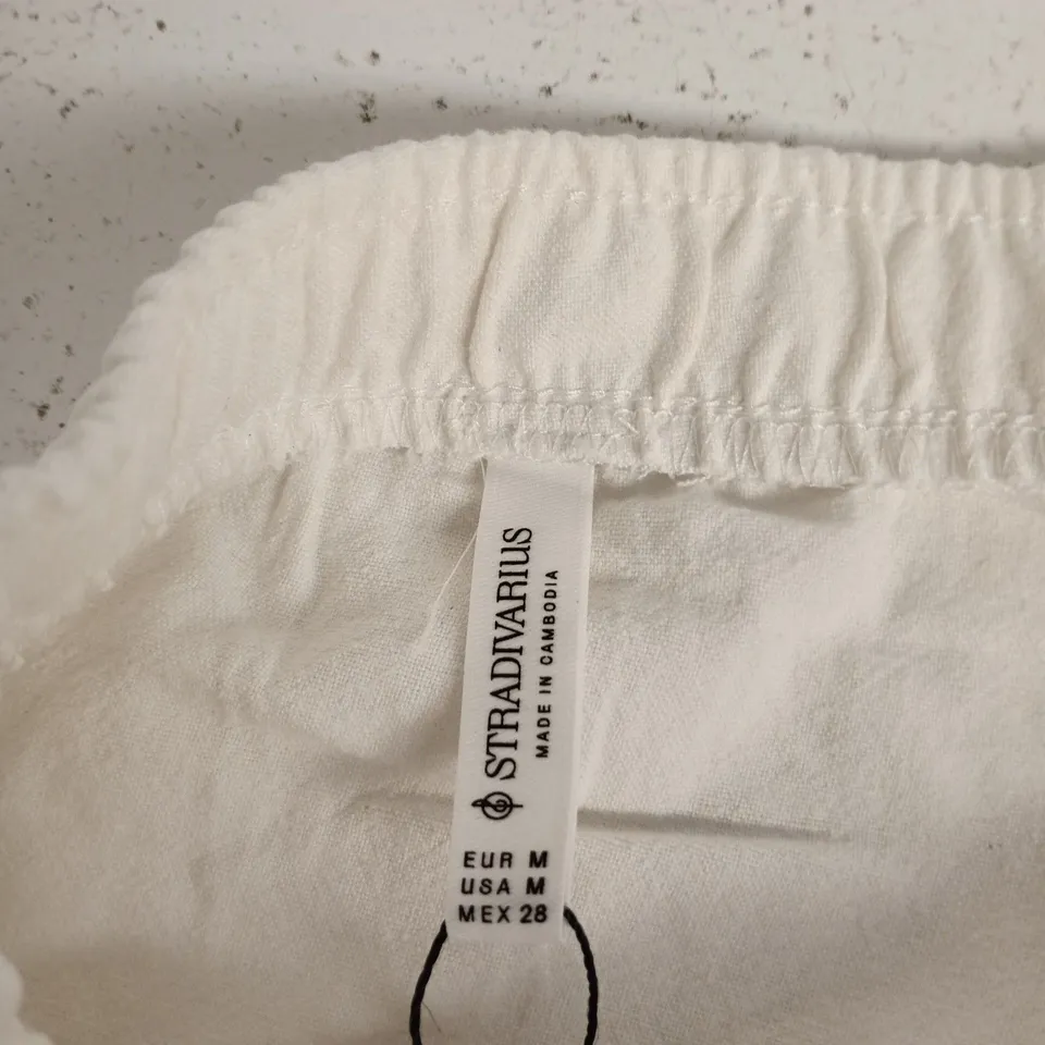 STRADIVARIUS WHITE TROUSERS, SIZE M (EU M / USA M / MEX 28) – MADE IN CAMBODIA