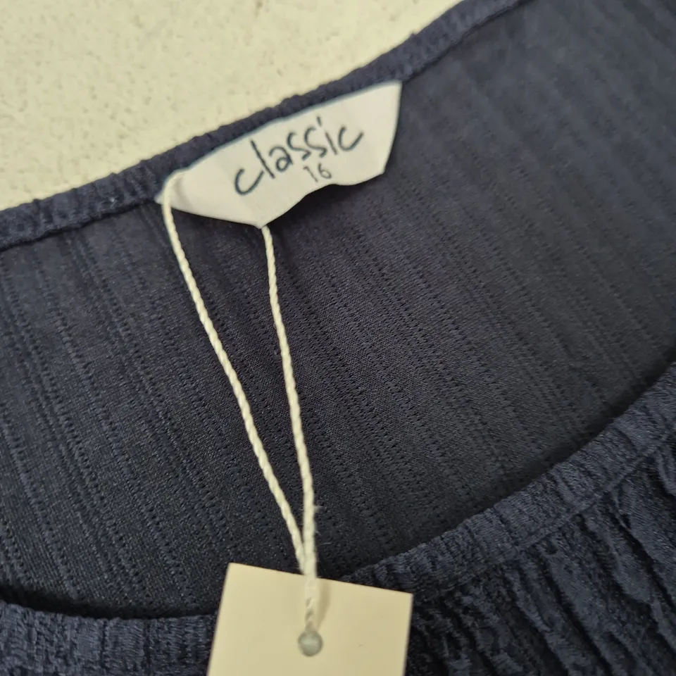 CLASSIC - UK 16 NAVY TEXTURED STRETCH TEE – CLASSIC