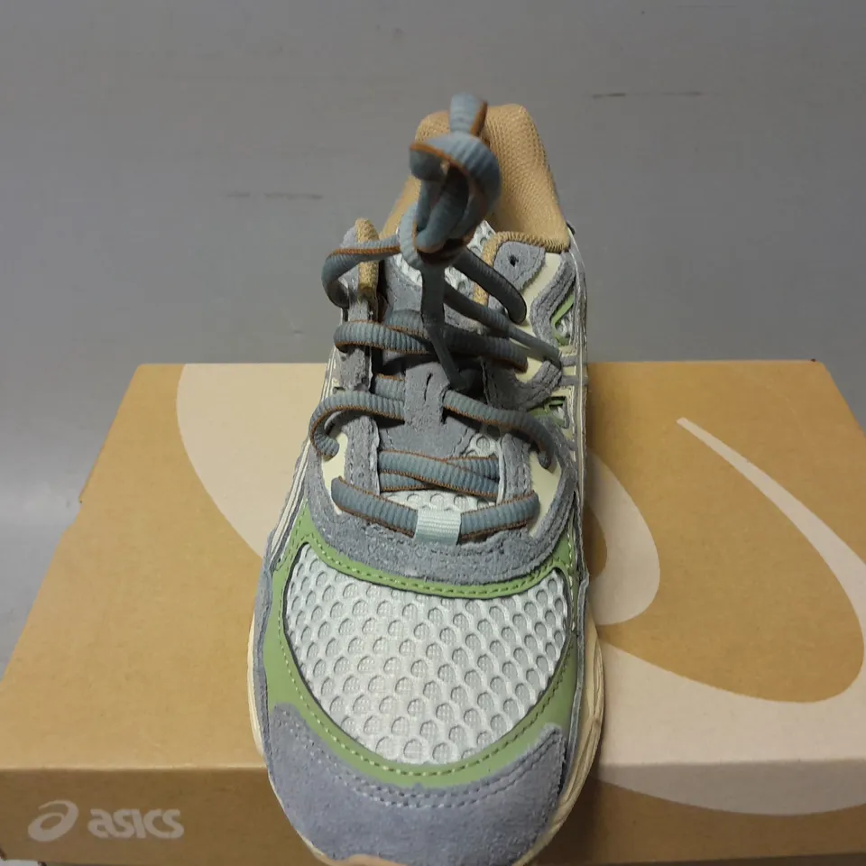 BOXED PAIR OF ASICS GEL-NYS TRAINERS IN COLD MOSS/FJORD GREY - UK 4