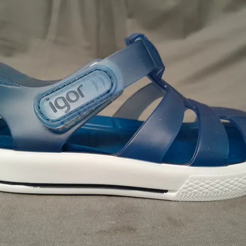 BOXED PAIR OF IGOR KIDS SANDALS IN BLUE SIZE 5
