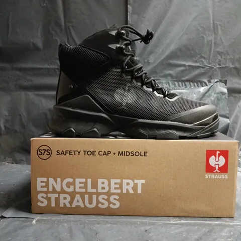 BOXED PAIR OF STRAUSS SAFETY TOE CAP + MIDSOLE ANKLE BOOTS IN BLACK SIZE UK 10.5