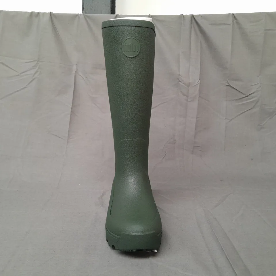 BOXED PAIR OF FITFLOP HIGH PERFORMANCE TALL RAIN BOOTS IN DEEP GREEN UK SIZE 4