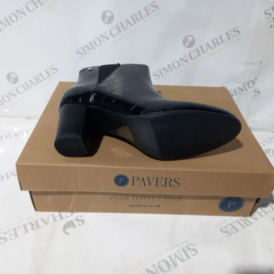 PAVERS BLACK LEACTHE BOOTS SIZE 6