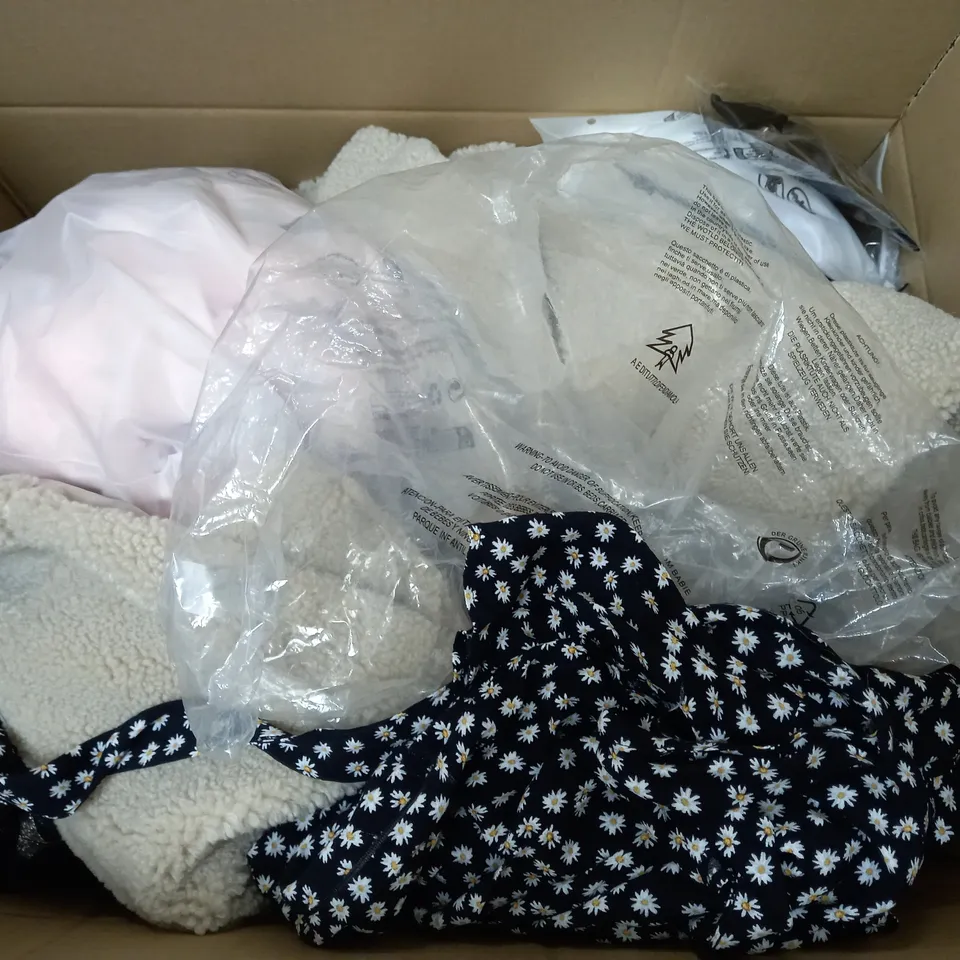 BOX OF APPROXIMATELY 25 ASSORTED CLOTHING ITEMS TO INCUDE - BAG ,TIE , HAT ETC