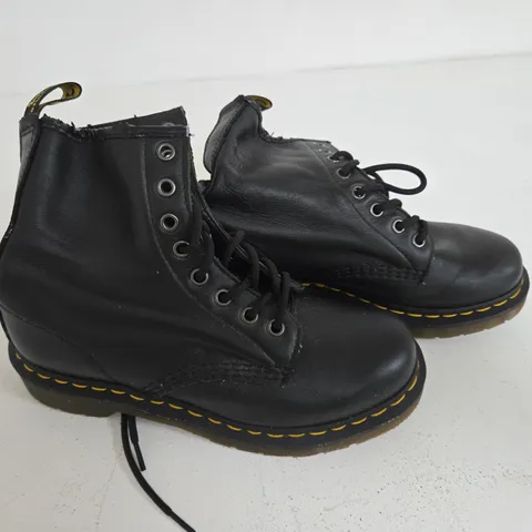 DR MRTIN BOOTS SIZE UK4
