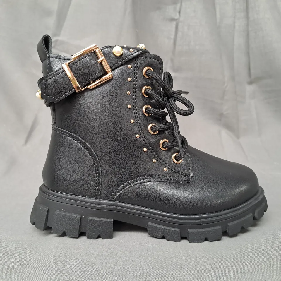 BOXED PAIR OF DESIGNER KIDS ANKLE BOOTS IN BLACK EU SIZE 30