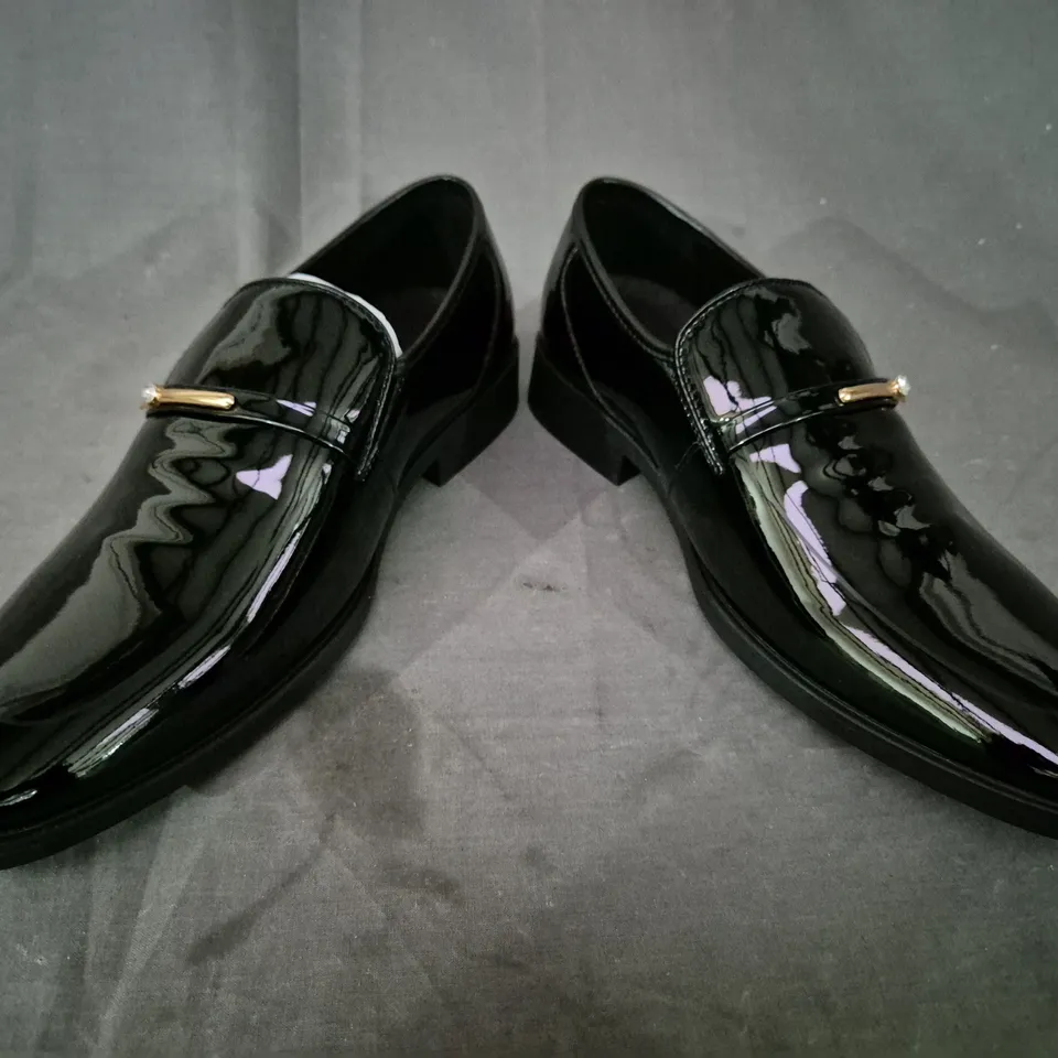 BOXED PAIR OF UNBRANDED LOAFERS IN GLOSSY BLACK W. GOLD & JEWEL EFFECT DETAIL EU SIZE 43