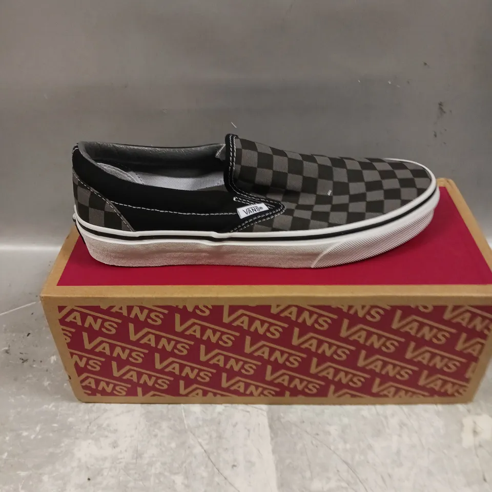 BOXED PAIR OF VANS CLASSIC SLIP ON SHOES - 6