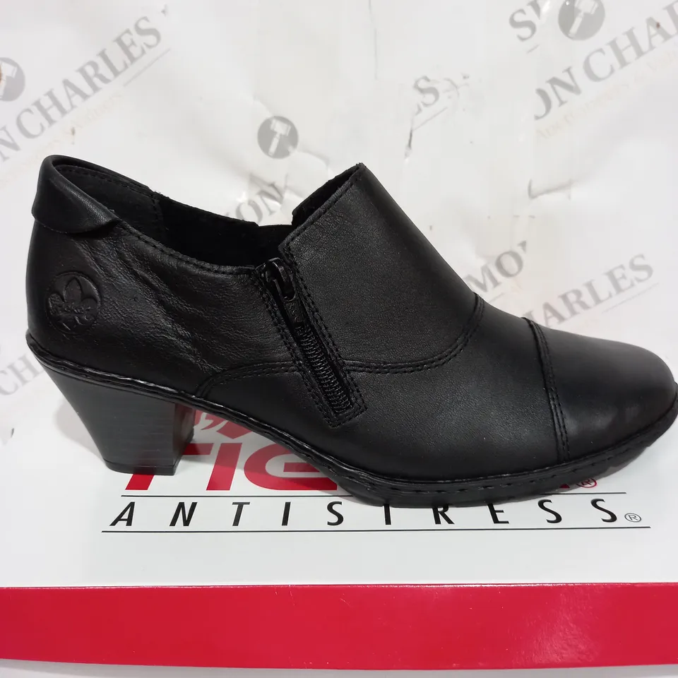 BOXED PAIR OF RIEKER ANTISTRESS BOOTS IN BLACK SIZE 6.5