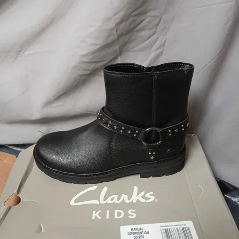 CLARKS KIDS PRAGUESHINE K BLACK LEATHER BOOTS – UK 4 (EU 37)