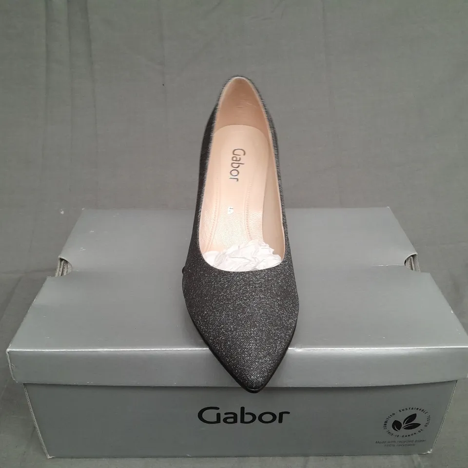 BOXED PAIR OF GABOR DANE HEEL IN SILVER GLITTER SIZE 5