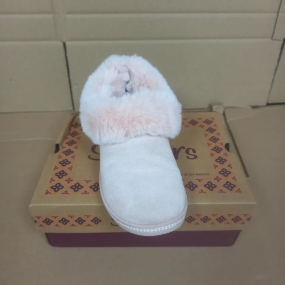 BOXED PAIR OF SKECHERS COZY CAMPFIRE SLIPPER IN BLUSH PINK SIZE 3