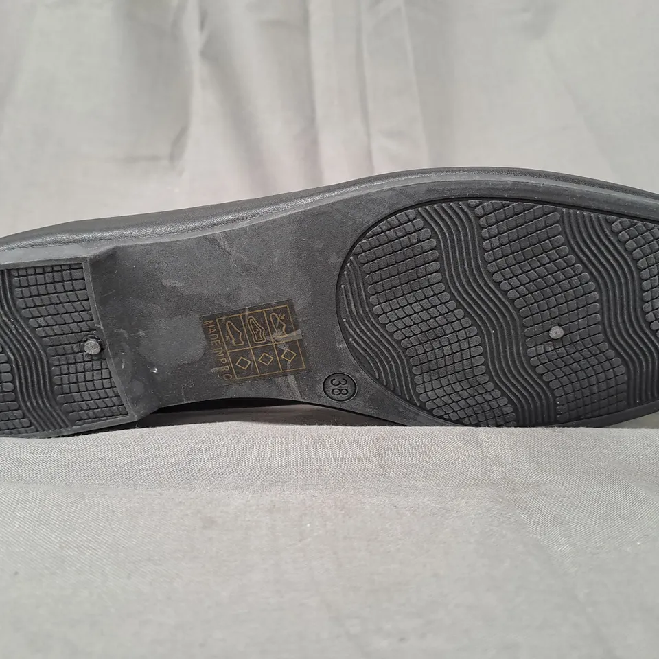 BOXED PAIR OF CINK ME SLIP-ON SHOES IN BLACK EU SIZE 38