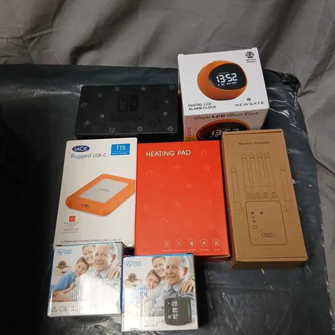 LOT OF ASSORTED ELECTRONICS: NEWGATE DIGITAL LCD ALARM CLOCK, LACIE RUGGED USB-C 1TB DRIVE, HEATING PAD, WIRELESS REPEATER, PLUS BOXED GADGETS