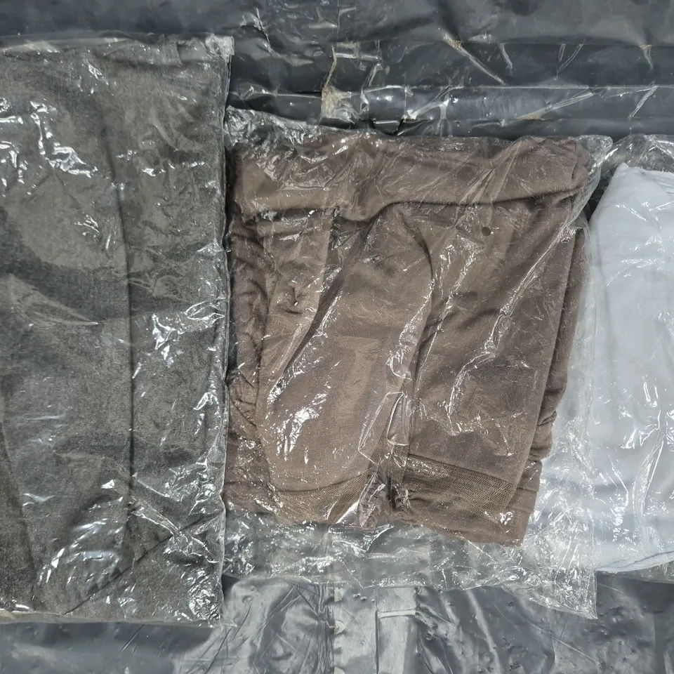 BOX OF APPROXIMATELY 5 ASSORTED CLOTHING AND FASHION ITEMS - VARIOUS COLOURS, SIZES AND STYLES