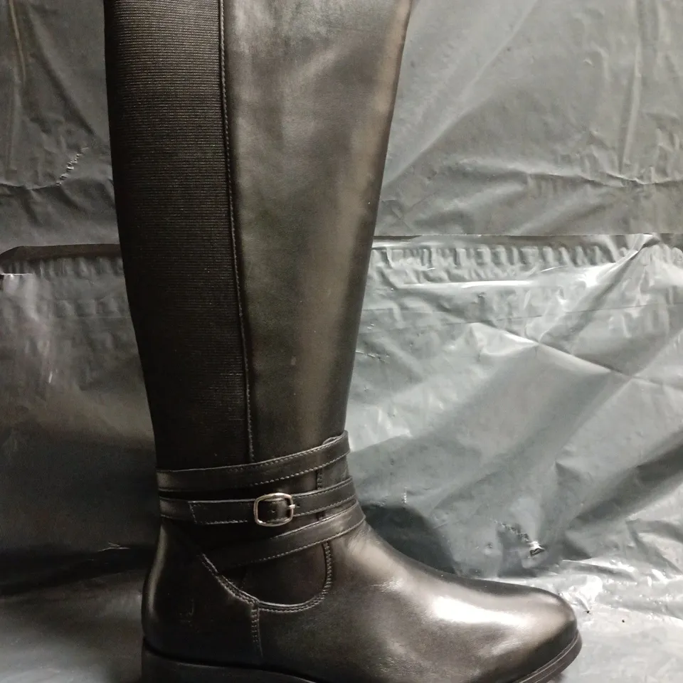 BOXED PAIR OF HUSH PUPPIES VANESSA KNEE-HIGH BOOTS IN BLACK SIZE UK 7