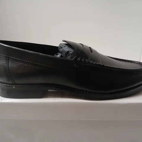BOXED PAIR OF KURT GEIGER MEN'S BLACK LEATHER PENNY LOAFERS – UK 7 