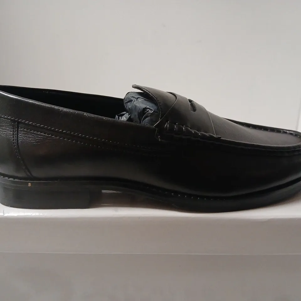 BOXED PAIR OF KURT GEIGER MEN'S BLACK LEATHER PENNY LOAFERS – UK 7 