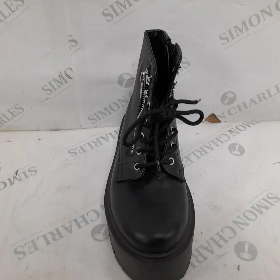 PAIR OF TOPSHOP BOOT IN BLACK - SIZE 40