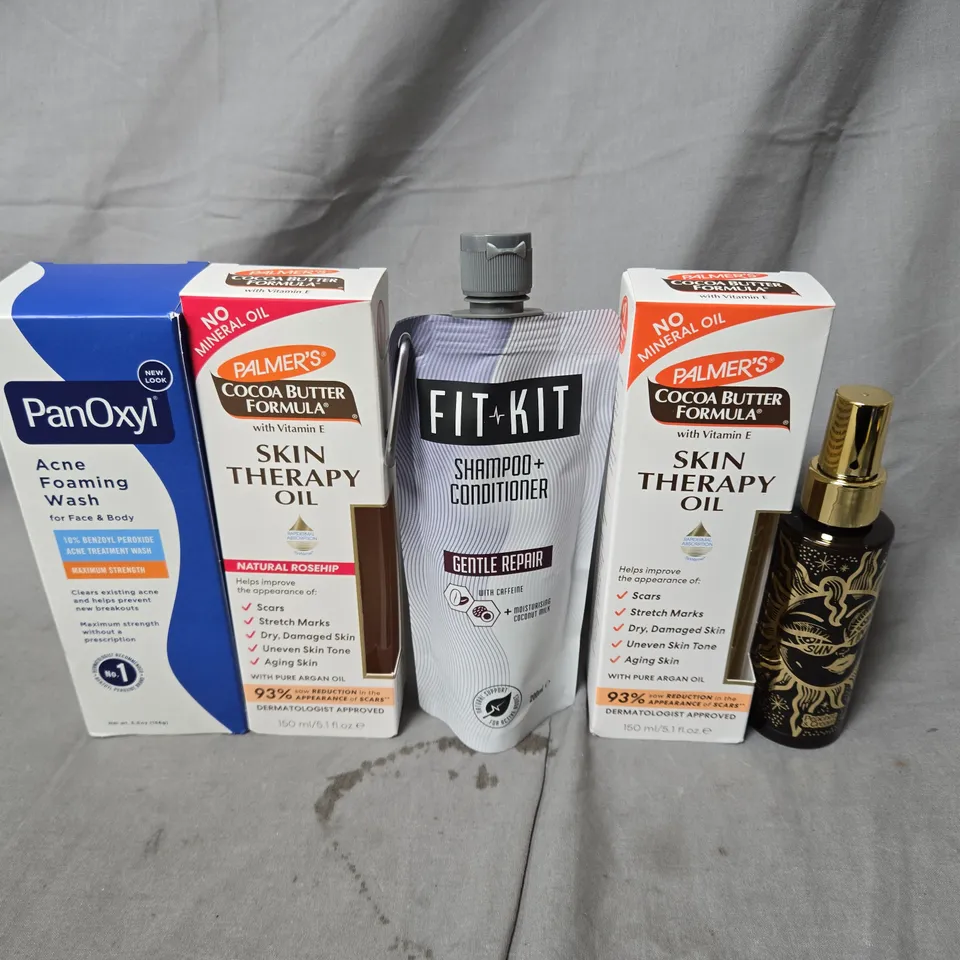 APPROXIMATELY 15 ASSORTED HEALTH & BEAUTY PRODUCTS TO INCLUDE SKIN THERAPY OILS, SHAMPOO AND ACNE FOAMING WASH