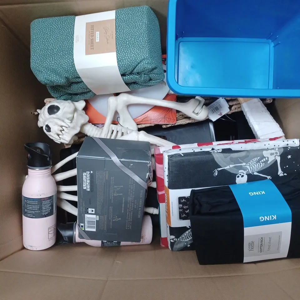 APPROXIMATELY 8 ASSORTED HOUSEHOLD ITEMS TO INCLUDE SINGLE DUVET SET, SNAP N STEEL BOTTLE, DARK AMBER & SUEDE SCENTED CANDLE GIFTSET, ETC - COLLECTION ONLY