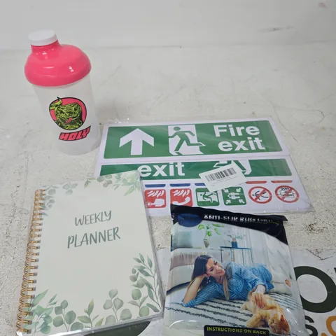 APPROXIMATELY 10 ASSORTED HOUSEHOLD PRODUCTS TO INCLUDE DRINKS CONTAINER, PLANNER, CARPET GRIPS ETC
