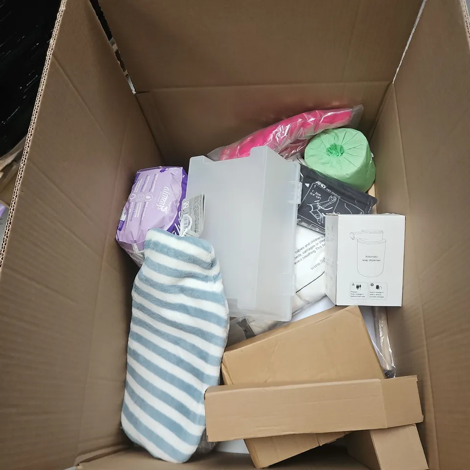 BOX OF APPROXIMATELY 20 ASSORTED HOUSEHOLD ITEMS TO INCLUDE BOOTS HOT WATER BOTTLE, 2 TIER ORGANISER BOX, SOAP DISPENSER, ALWAYS ETC