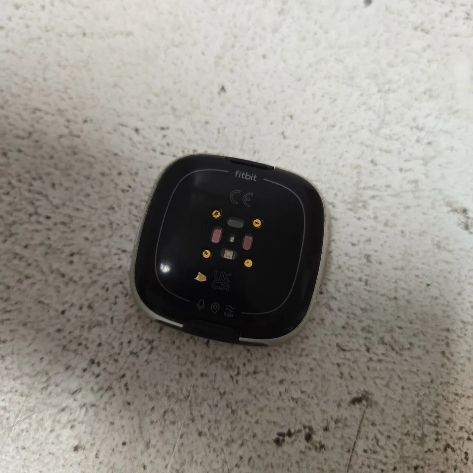 FITBIT VERSA 4 PLATINUM