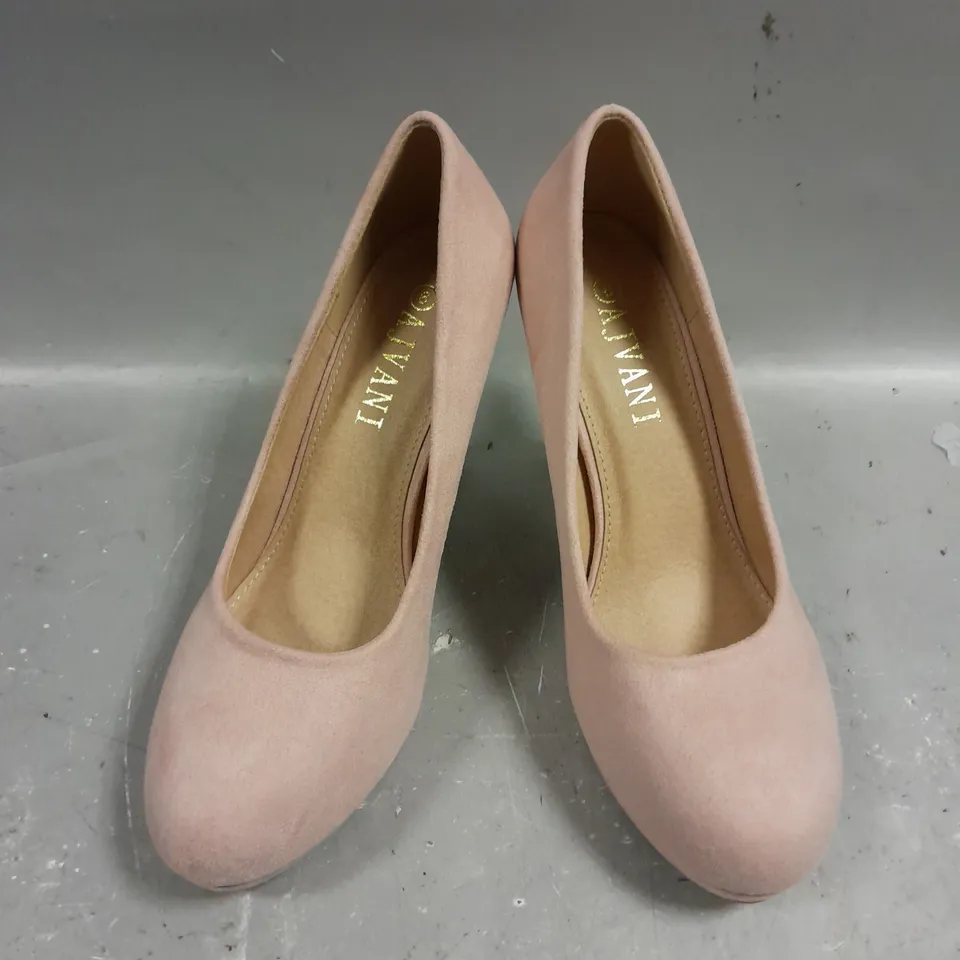 BOXED PAIR OF AJVANI HIGH HEEL PINK SUEDE SHOES - 6