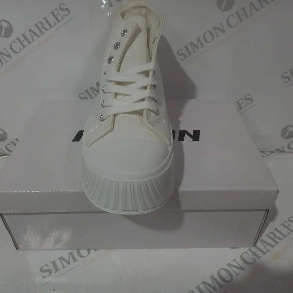 BOXED PAIR OF FASION PLATFORM CANVAS SHOES IN OFF-WHITE EU SIZE 39