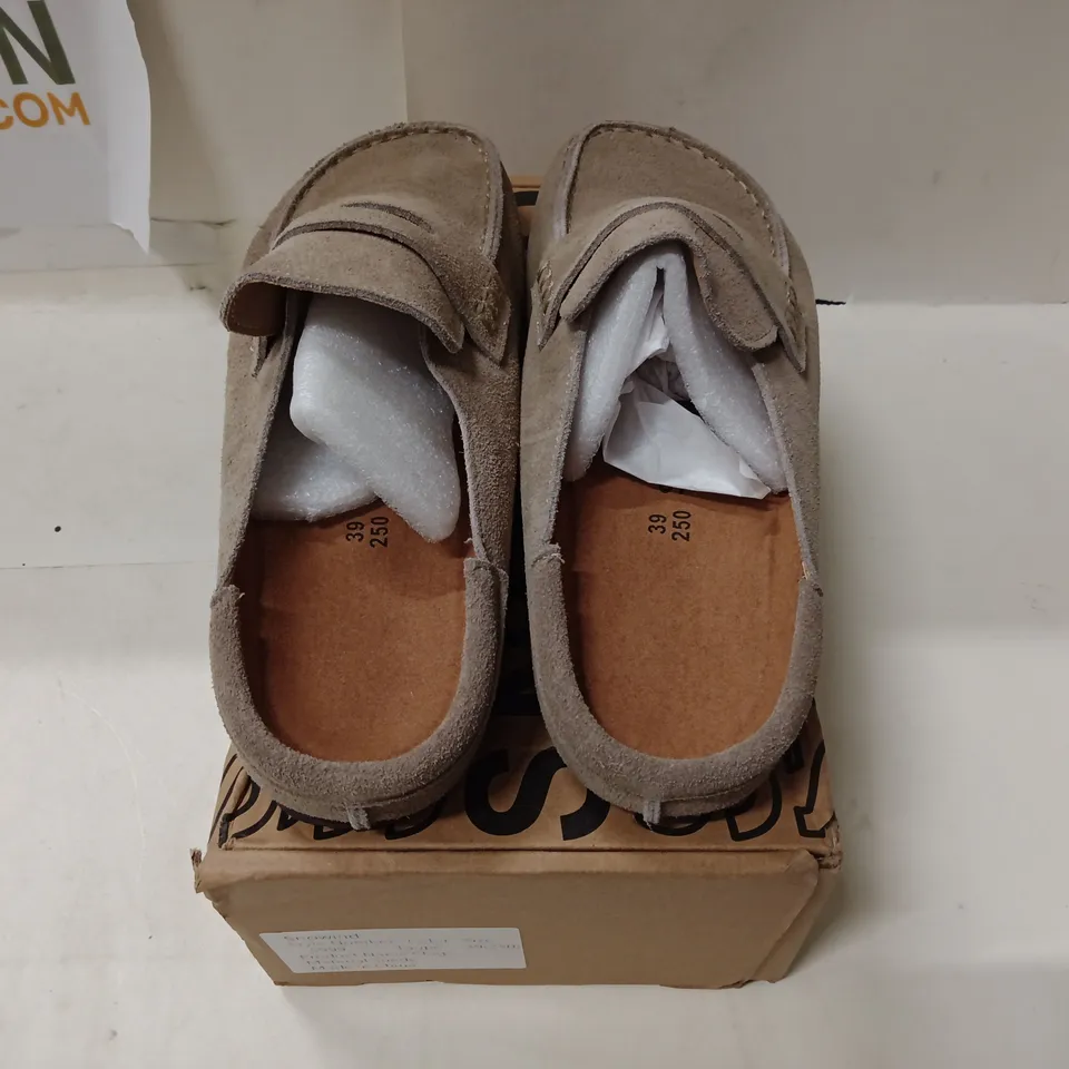 SNOWIND CLOGS IN TAUPE SUEDE – UK 6 (EU 39) – BOXED