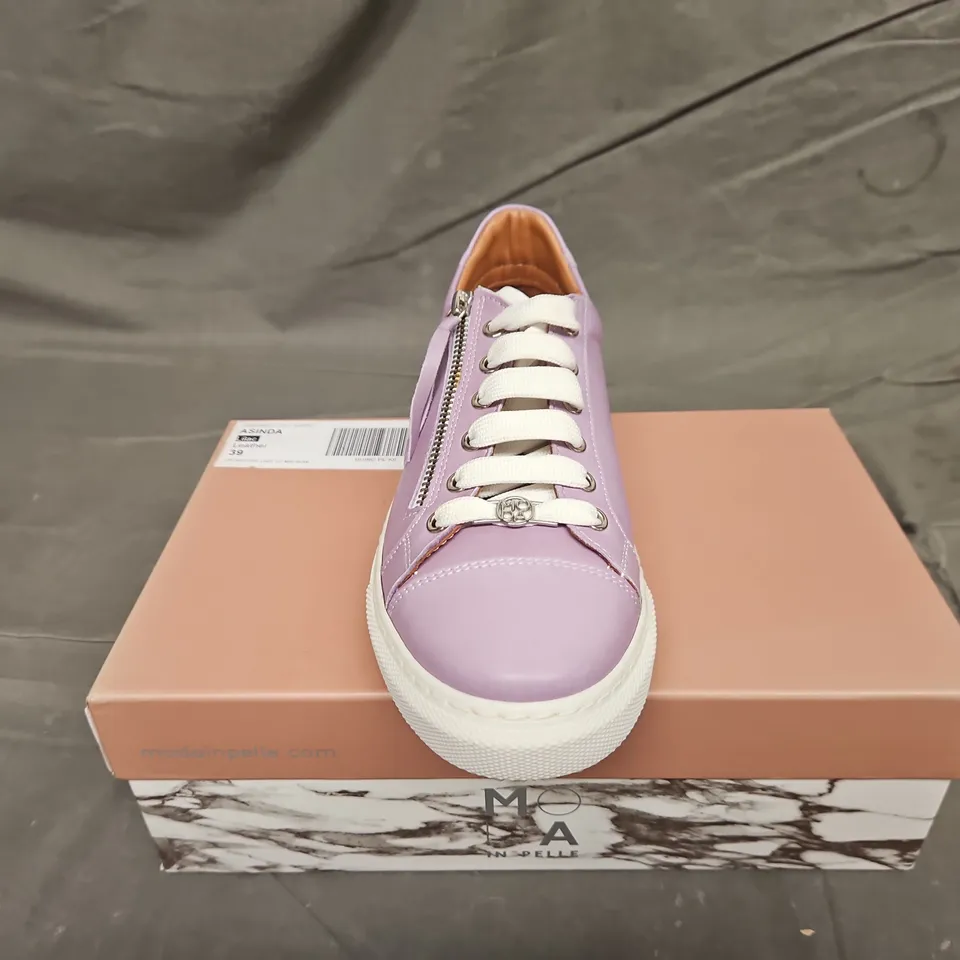 BOXED PAIR OF MODA IN PELLE LILAC LEATHER TRAINERS - UK SIZE 39