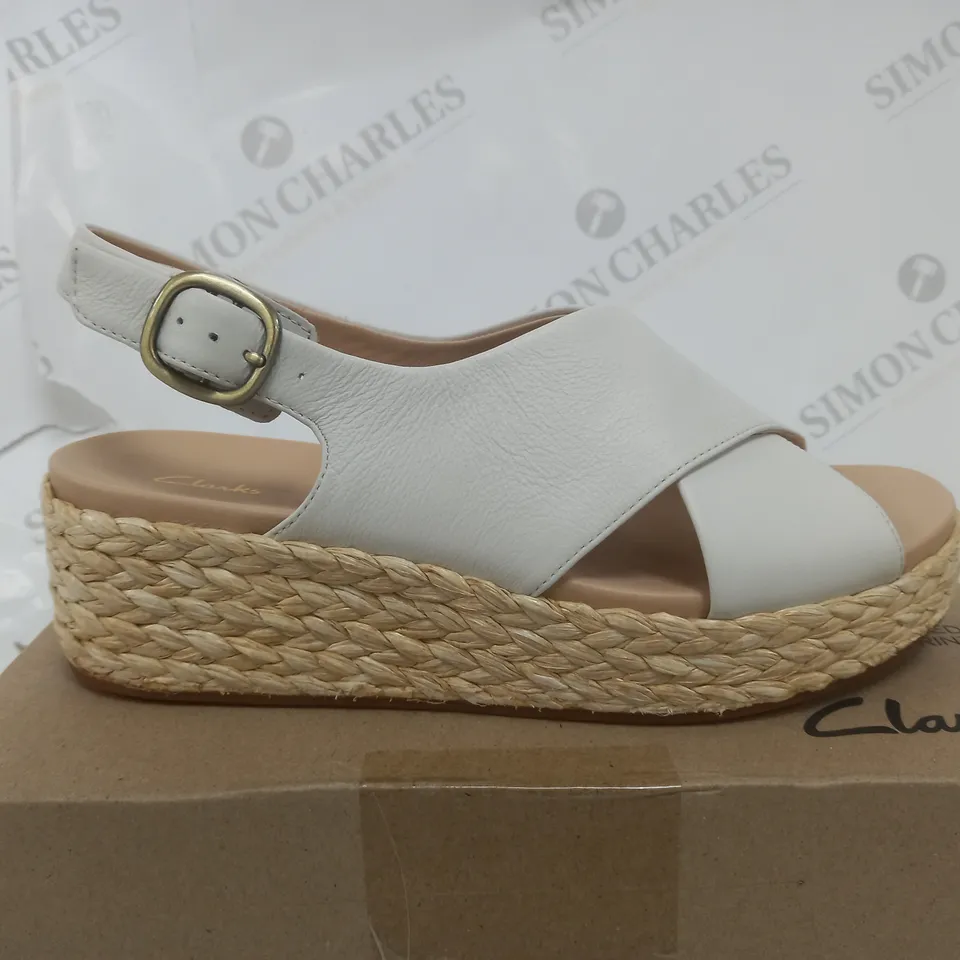 BOXED PAIR OF CLARKS KIMMEI X SANDALS IN WHITE LEATHER SIZE 6