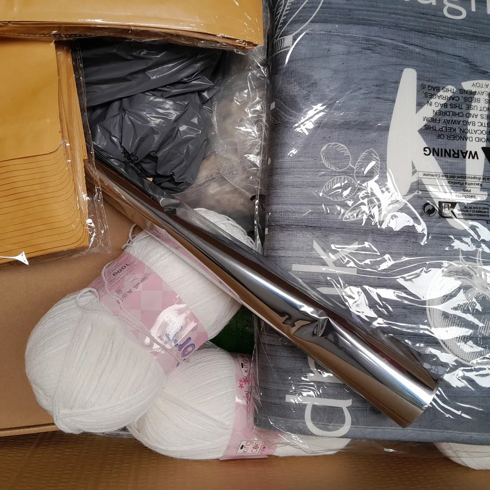 BOX OF APPROXIMATELY 20 ASSORTED HOUSEHOLD ITEMS TO INCLUDE SHEET PAN SCOOP, GRASS SEED, GEL PACKS, ETC