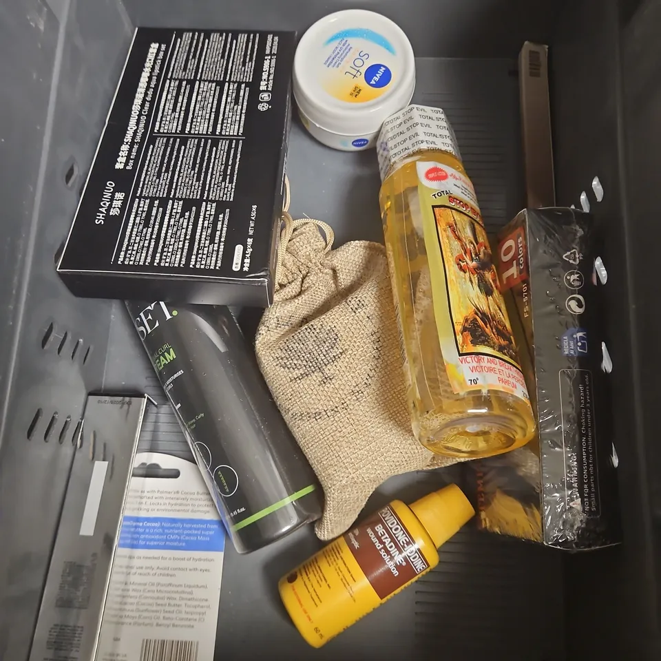 APPROXIMATEY 20 ASSORTED HEALTH AND BEAUTY PRODUCTS TO INCLUDE - MAYBELLINE GRIPPY SERUM - PIXI GLOW TONIC - RADOX SHOWER GEL - ETC