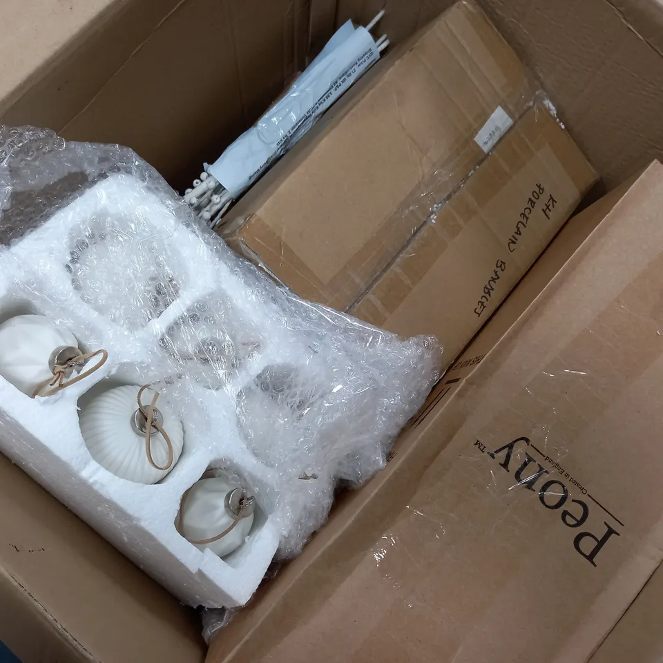 APPROXIMATELY 8 ASSORTED ITEMS TO INCLUDE KELLEY HOPPPEN PORCELAIN BAUBLES, SNOW GLOBES, DECORATIVE STEMS, ETC