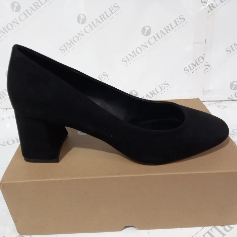 EVERYDAY SUEDE BLACK HEELS SIZE 8