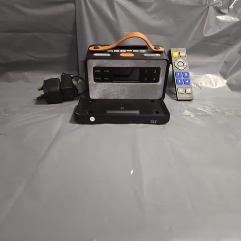 EASY TO USE DAB+/FM RADIO WITH BATTERY CHARGING STATION