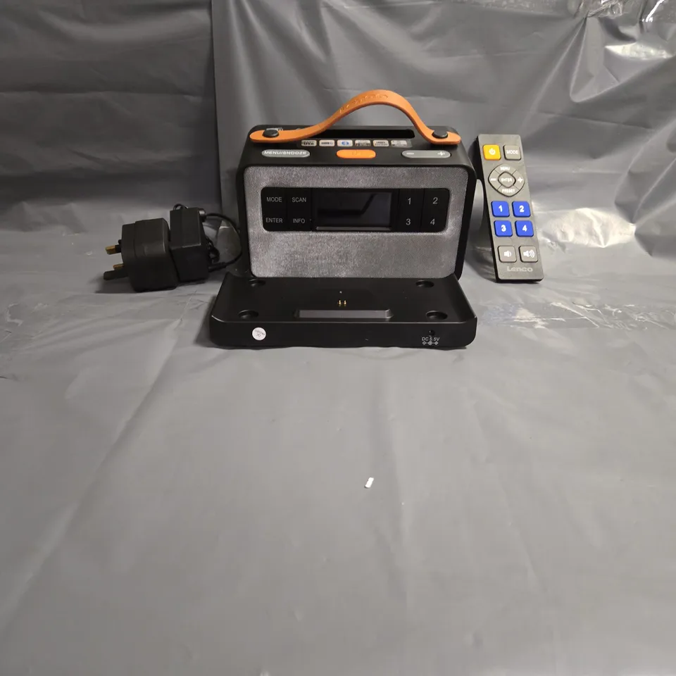 EASY TO USE DAB+/FM RADIO WITH BATTERY CHARGING STATION