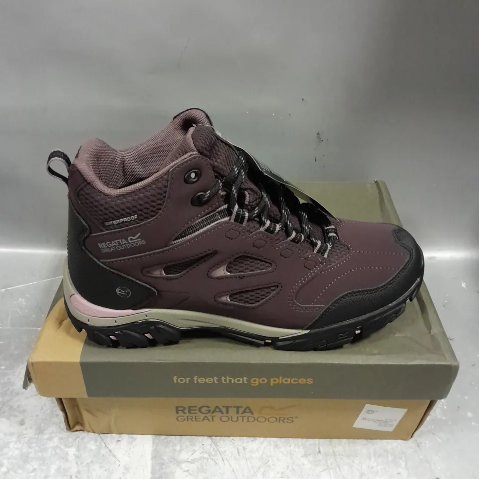 BOXED PAIR OF REGATTA GREAT OUTDOORS HOLCOMBE IEP MID BOOT IN DARK BURGUNDY/BLACK SIZE WOMENS 6