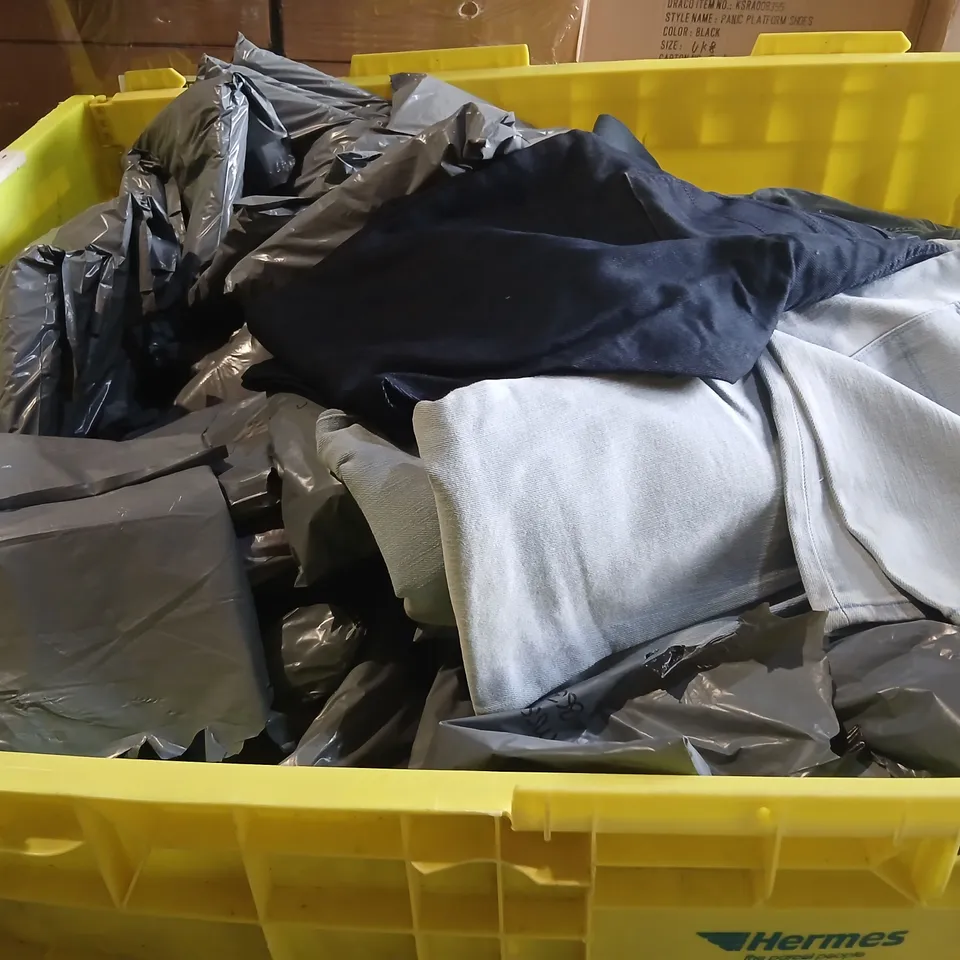 PALLET OF APPROXIMATELY 700 PAIRS OF ASSORTED MARKS AND SPENCER CROPPED CHINOS AND JEANS