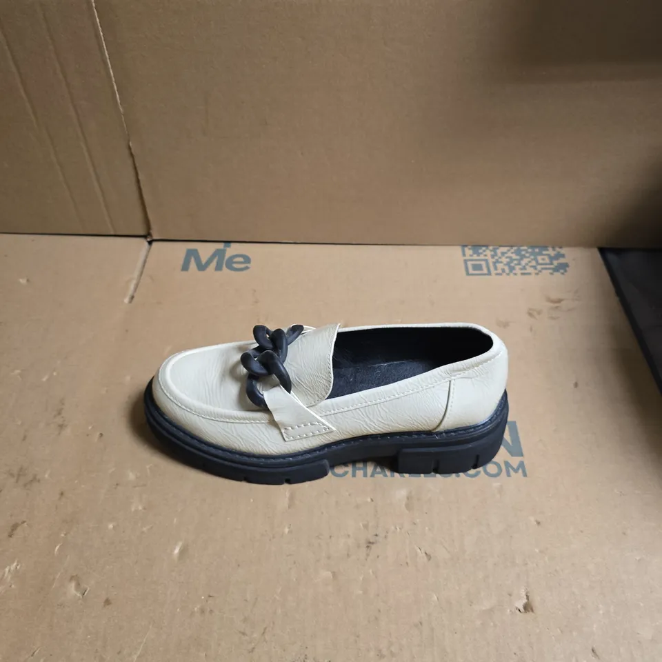 MARCO TOZZI WOMEN'S CREAM LEATHER LOAFERS WITH CHAIN DETAIL – UK 5 (EU 38)