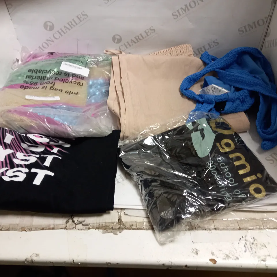 LOT OF APPROX 15 ASSORTED CLOTHES TO INCLUDE BRA, TSHIRTS, TROUSERS ETC